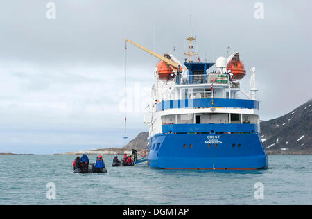 I passeggeri di ritorno dopo essere sbarcati in Zodiac imbarcazioni gonfiabili per la spedizione la nave di crociera, MS ricerca, isola Spitsbergen Foto Stock