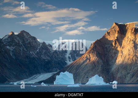 Iceberg di fronte alla montagna e panorama sul ghiacciaio in Vest Frederiksdal nella luce del mattino, Nordbugten, Scoresbysund Foto Stock