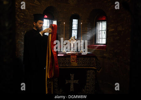 Salonicco, Grecia . 23 Ott, 2013. Visita del Patriarca Ecumenico Bartolomeo presso il monastero di Vlatadon. Salonicco, Grecia il 23 ottobre 2013. Il monastero di Vlatadon (patrimonio UNESCO) noto anche come "Monastero Tsaous' nell'ano Poli (Città Alta) è rimasto solo uno dei tanti che esisteva in epoca bizantina di Salonicco e nella zona circostante. Oggi il monastero appartiene al Patriarcato Ecumenico. © Konstantinos Tsakalidis/Alamy Live News Credito: Konstantinos Tsakalidis/Alamy Live News Foto Stock