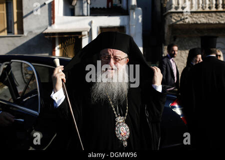 Salonicco, Grecia . 23 Ott, 2013. Visita del Patriarca Ecumenico Bartolomeo presso il monastero di Vlatadon. Salonicco, Grecia il 23 ottobre 2013. Il monastero di Vlatadon (patrimonio UNESCO) noto anche come "Monastero Tsaous' nell'ano Poli (Città Alta) è rimasto solo uno dei tanti che esisteva in epoca bizantina di Salonicco e nella zona circostante. Oggi il monastero appartiene al Patriarcato Ecumenico. © Konstantinos Tsakalidis/Alamy Live News Credito: Konstantinos Tsakalidis/Alamy Live News Foto Stock