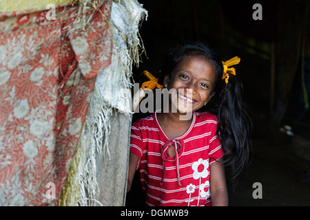 Sorridenti indiano di casta inferiore ragazza in piedi all'interno di lei bender / tenda / rifugio. Andhra Pradesh, India. Foto Stock