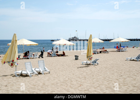 Spiaggia con una vista del molo nel Baltico polacco resort di Sopot. Foto Stock