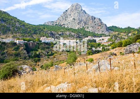 Il villaggio di Grazalema impostato nel drammatico montagne calcaree, Sierra de Grazalema, Cadice provincia, Spagna Foto Stock
