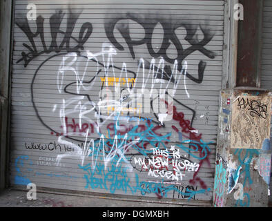 New York, New York, Stati Uniti d'America. Xxi oct, 2013. Una vista dell'artista inglese Banksy graffiti di arte "Questo è il mio New York accento: normalmente mi parlare come tale' situato sulla 10th Avenue e la 25th Street in West Chelsea. Questo pezzo è parte del Banksy "MEGLIO NEL RISPETTO ALL' un mese di risiedere a New York dove un nuovo lavoro è installata una volta al giorno in uno dei 5 quartieri della città. © Nancy Kaszerman/ZUMAPRESS.com/Alamy Live News Foto Stock
