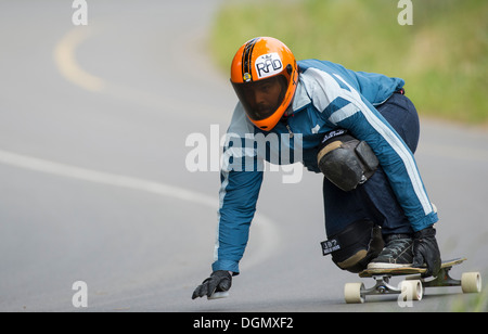 Skateboard longboard giovane uomo in discesa per la formazione di una curva Foto Stock