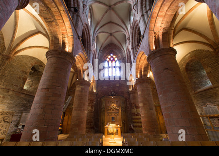 Isole di Orkney, Scozia. Pittoresca vista interna di St Magnus Cathedral la navata con l'ingresso ovest in background. Foto Stock