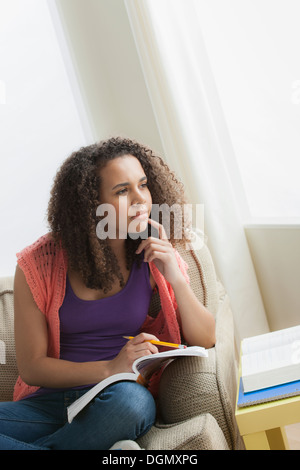 La ragazza (12-13) studiare Foto Stock