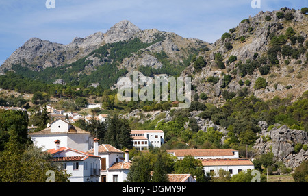 Il villaggio di Grazalema impostato nel drammatico montagne calcaree, Sierra de Grazalema, Cadice provincia, Spagna Foto Stock