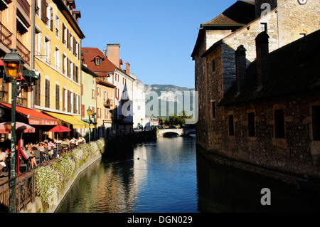 L ombra di Annecy il famoso Palais de l'Ile prigione gettato sul lungomare di vecchi edifici dal Thiou canal, Annecy, Francia Foto Stock