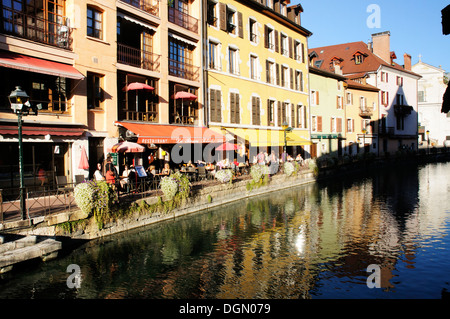 L ombra di Annecy il famoso Palais de l'Ile prigione gettato sul lungomare di vecchi edifici dal Thiou canal, Annecy, Francia Foto Stock