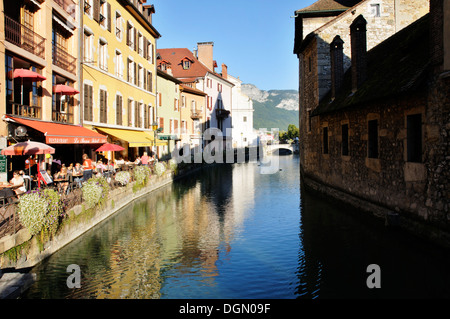 L ombra di Annecy il famoso Palais de l'Ile prigione gettato sul lungomare di vecchi edifici dal Thiou canal, Annecy, Francia Foto Stock