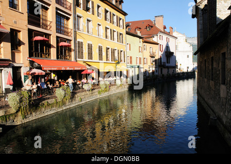 L ombra di Annecy il famoso Palais de l'Ile prigione gettato sul lungomare di vecchi edifici dal Thiou canal, Annecy, Francia Foto Stock