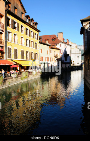 L ombra di Annecy il famoso Palais de l'Ile prigione gettato sul lungomare di vecchi edifici dal Thiou canal, Annecy, Francia Foto Stock
