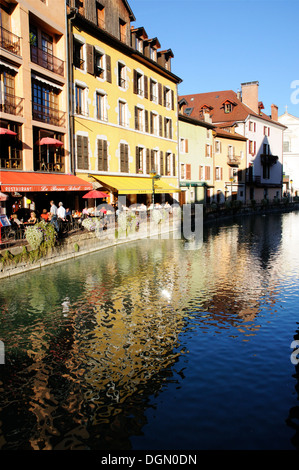 L ombra di Annecy il famoso Palais de l'Ile prigione gettato sul lungomare di vecchi edifici dal Thiou canal, Annecy, Francia Foto Stock