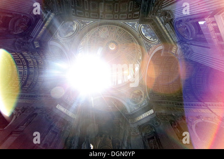Città del Vaticano, Città del Vaticano, la luce nella cupola della Basilica di San Pietro Foto Stock