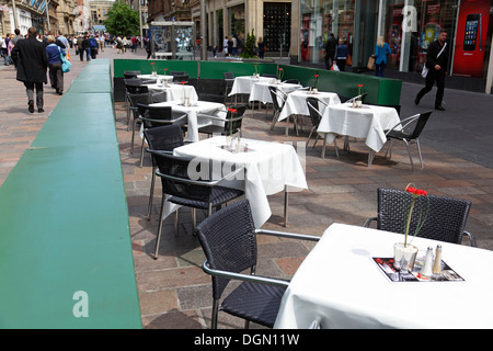 Un vuoto che la zona salotto all'aperto per l'rogano ristorante nel centro della città di Glasgow, Scotland, Regno Unito Foto Stock