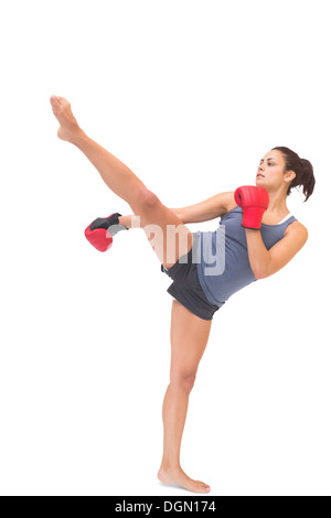 Attraente bruna sportiva kick boxing Foto Stock