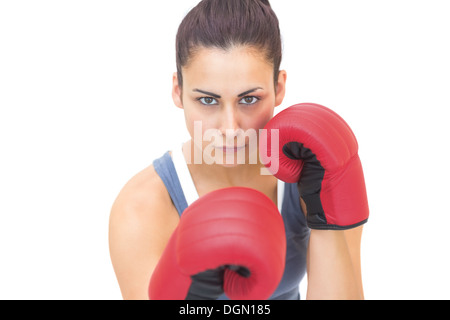 Attraente bruna sportivo rosso indossa guantoni da pugilato Foto Stock
