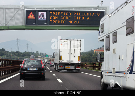Trento, Italia, Signalbruecke con marmellata di avvertimento sulla A 22 Foto Stock
