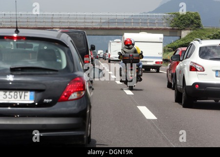 Trento, Italia, motociclisti jostles fa in un ingorgo sulla A 22 Foto Stock