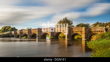 Mulino Bianco ponte prese utilizzando una lunga esposizione Foto Stock