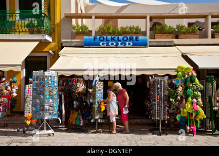 I turisti lo shopping per souvenir, St Markos Square, Città di Zacinto, Zacinto (Zante) Island, Grecia Foto Stock