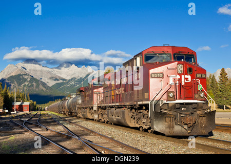 Canadian Pacific treno merci in attesa di partenza alla stazione di Banff Parco Nazionale di Banff Rockies Alberta Canada AB Foto Stock