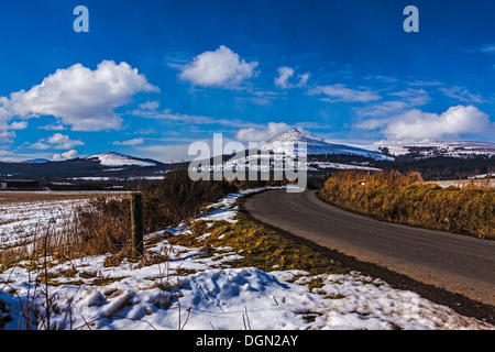 Vista della coperta di neve Mither tocca, Bennachie dalla strada che conduce fuori della cappella Garioch verso Kemnay Foto Stock