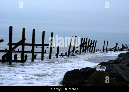 Difese contro erosione scogliera dal mare a Happisbugh in NORFOLK REGNO UNITO Foto Stock