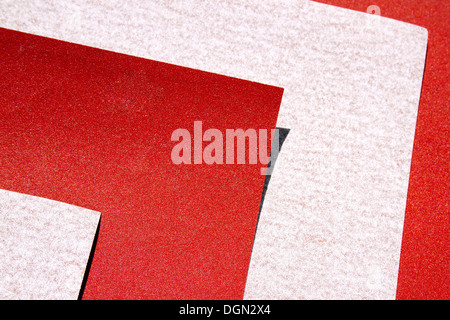 Extreme closeup astratta della texture su fogli di rosso e grigio con carta vetrata Foto Stock