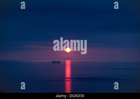 Sunset, il mare e la barca su un giorno di estate nell'isola di Mallorca, Spagna Foto Stock