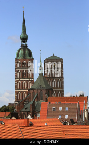 Stralsund, Germania, con vista sulle torri della chiesa di San Nicola Foto Stock