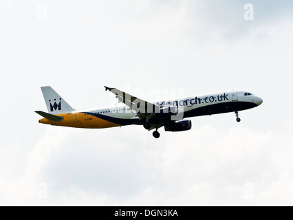 La Monarch Airlines Airbus A321 aereo di linea sulla rotta di avvicinamento per l'atterraggio all'Aeroporto Gatwick di Londra West Sussex England Regno Unito Regno Unito Foto Stock