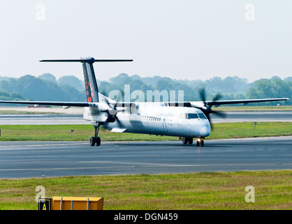 Brussels Airlines Bombardier DHC-8 Q400 Dash8 aereo di linea in rullaggio a aeroporto di Manchester Inghilterra England Regno Unito Foto Stock