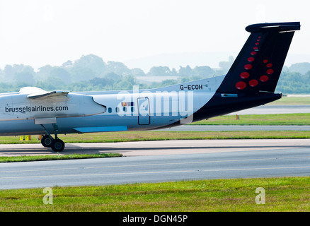 Brussels Airlines Bombardier DHC-8 Q400 Dash8 aereo di linea in rullaggio a aeroporto di Manchester Inghilterra England Regno Unito Foto Stock