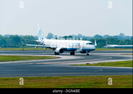 FlyBe Embraer 195 aereo di linea di rullaggio dopo aver atterrato all'Aeroporto Internazionale di Manchester Inghilterra England Regno Unito Regno Unito Foto Stock
