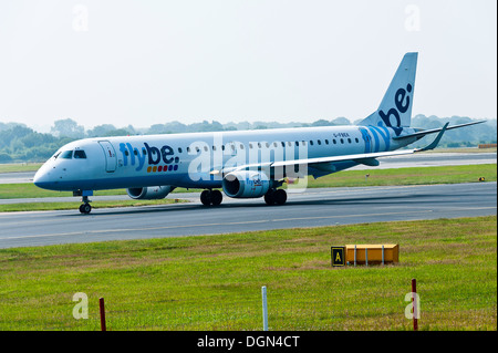 FlyBe Embraer 195 aereo di linea di rullaggio dopo aver atterrato all'Aeroporto Internazionale di Manchester Inghilterra England Regno Unito Regno Unito Foto Stock