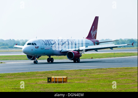 Virgin Atlantic Airways Airbus A320 aereo di linea di rullaggio su atterraggio all'Aeroporto Internazionale di Manchester Inghilterra England Regno Unito Regno Unito Foto Stock