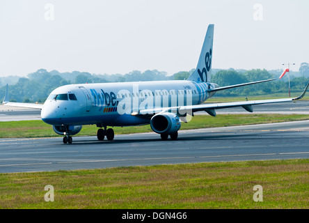 FlyBe Embraer 195 aereo di linea di rullaggio dopo aver atterrato all'Aeroporto Internazionale di Manchester Inghilterra England Regno Unito Regno Unito Foto Stock