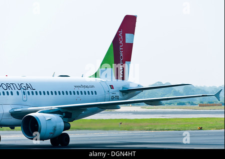 TAP Portugal Airbus A319 aereo di linea di rullaggio all'arrivo all'Aeroporto Internazionale di Manchester Inghilterra Regno Kngdom REGNO UNITO Foto Stock