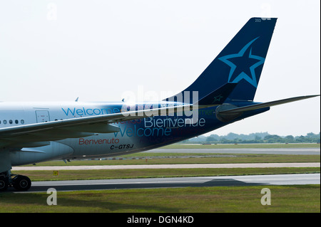 Air Transat Airbus A330 aereo di linea di rullaggio all'arrivo all'Aeroporto Internazionale di Manchester Inghilterra England Regno Unito Regno Unito Foto Stock