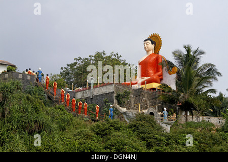 BUDHHA STATUA & statue raffiguranti la visita di ARAHANT MAHINDA UNAWATUNA SRI LANKA ASIA 18 Marzo 2013 Foto Stock