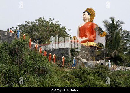 BUDHHA STATUA & statue raffiguranti la visita di ARAHANT MAHINDA UNAWATUNA SRI LANKA ASIA 18 Marzo 2013 Foto Stock