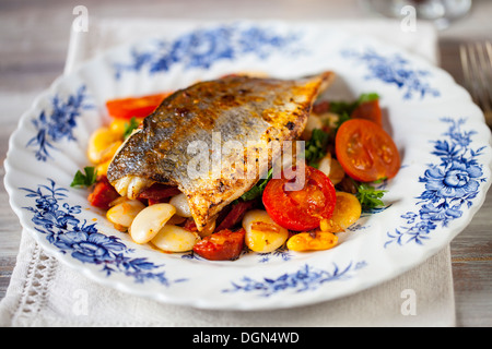 Spigola con burro bean, pomodoro e insalata chorizo Foto Stock