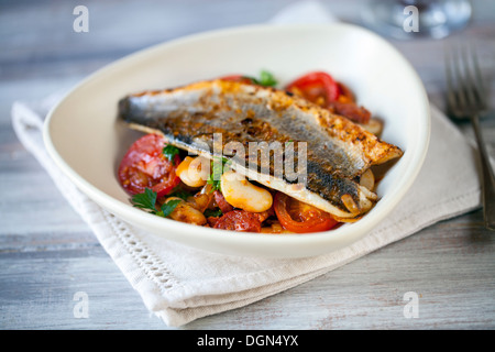 Filetto di branzino con burro insalata di fagioli Foto Stock