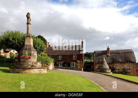 La Buttercross sul villaggio verde, Hallaton, Leicestershire County, England, Regno Unito Foto Stock