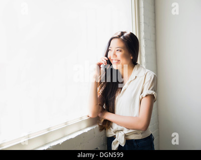 Donna che parla al telefono Foto Stock