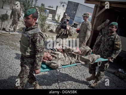 Provincia KHOWST, Afghanistan - soldati con l esercito nazionale afgano effettuare una simulazione di incidente su una lettiera durante una massa-casualty esercizio su Camp Parsa, Afghanistan, Ottobre 12, 2013. Foto Stock