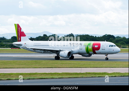 TAP Portugal Airbus A321 aereo di linea di rullaggio all'arrivo all'Aeroporto Internazionale di Manchester Inghilterra Regno Kngdom REGNO UNITO Foto Stock