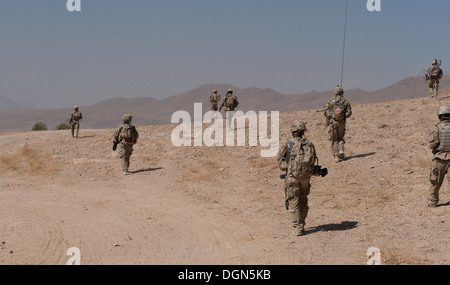 Stati Uniti I soldati dell esercito con truppe C, 6° Stormo, 8° reggimento di cavalleria 'Mustangs," quarta brigata di fanteria combattere la squadra, terza divisione di fanteria, fissati su un pomeriggio a piedi patrol vicino a inoltrare una base operativa gambo, provincia di Logar, Afghanistan, 10 ottobre, 2013. Il Foto Stock